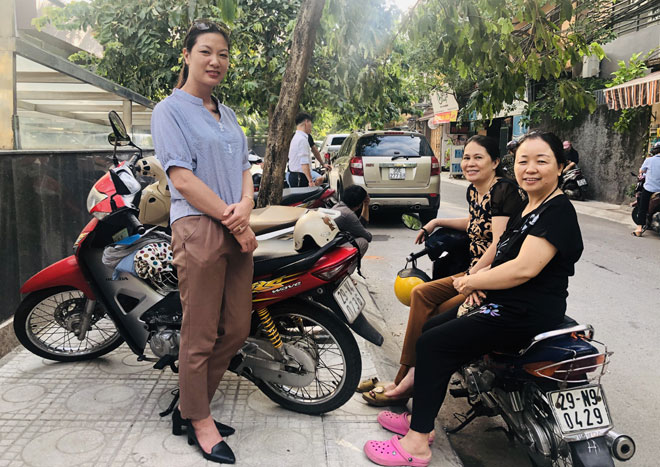 Chị Nguyễn Thanh Loan (phường Đại Kim, quận Ho&agrave;ng Mai) v&agrave; chị Nguyễn Thị Thu Lan (phường L&aacute;ng Hạ, quận Đống Đa) b&agrave;n luận r&ocirc;m rả khi chờ con thi tại điểm thi Trường THPT Trần Hưng Đạo.
