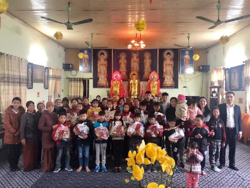 Tặng qu&agrave; cho c&aacute;c em c&oacute; ho&agrave;n cảnh kh&oacute; khăn tại x&atilde; V&acirc;n Từ - Tết năm 20202