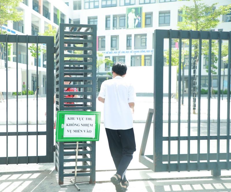 Khoảng 9h12, cổng trường THCS Y&ecirc;n H&ograve;a mở, th&iacute; sinh được đi v&agrave;o trong điểm thi.