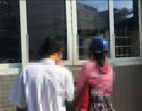 Hai mẹ con cố xin bảo vệ để được v&agrave;o điểm thi.