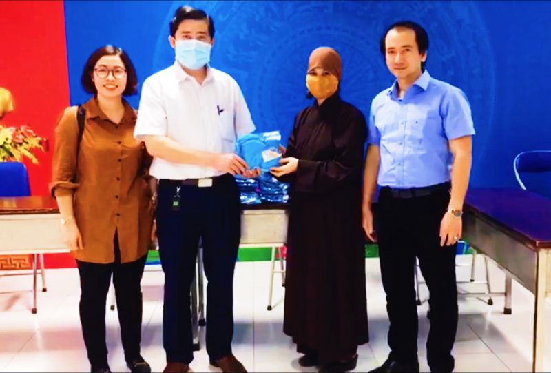 Trao tặng khẩu trang cho c&aacute;c y b&aacute;c sĩ trong đợt cao điểm ph&ograve;ng chống dịch covid-19 vừa qua