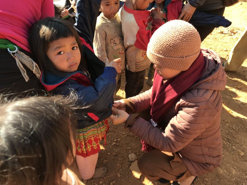 Trao tặng &aacute;o ấm cho trẻ em ngh&egrave;o tại Huổi M&iacute; - Điện Bi&ecirc;n năm 2020