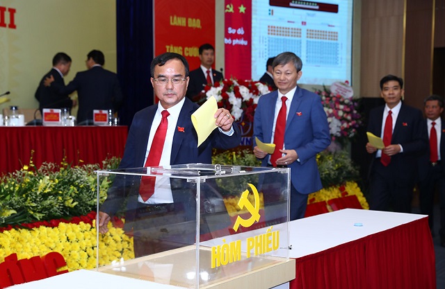 Các đại biểu bỏ phiếu bầu Ban chấp hành khóa mới.