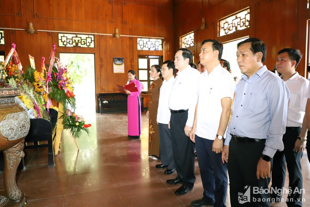 Đoàn công tác dâng hương tưởng nhớ Chủ tịch Hồ Chí Minh.