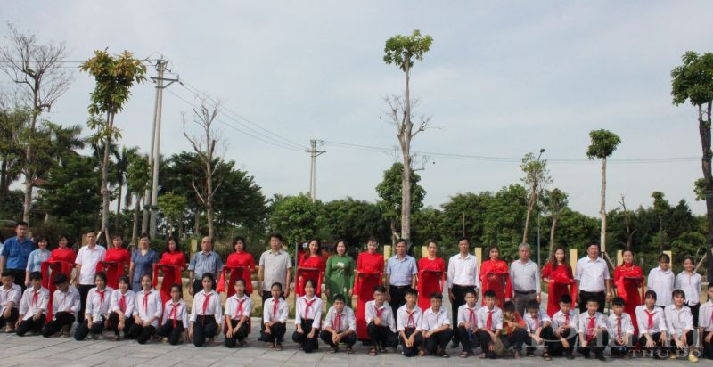 Các đại biểu tham gia chương trình cắt băng khánh thành và bàn giao sân chơi tại xã Bắc Hồng