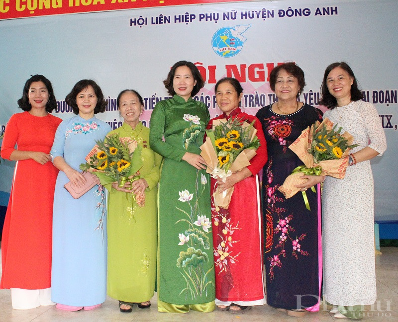 Các đại biểu chụp ảnh lưu niệm nhân hội nghị biểu dương điển hình tiên tiến trong phong trào thi đua yêu nước giai đoạn 2015-2020