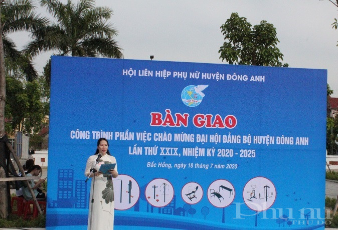 Đồng chí Đỗ Thị Mỹ Linh- Phó Chủ tịch Hội LHPN huyện Đông Anh khai mạc chương trình lễ bàn giao sân chơi tại xã Bắc Hồng . Đây là công trình phần việc chào mừng Đại hội đảng bộ huyện Đông Anh lần thứ XXIX