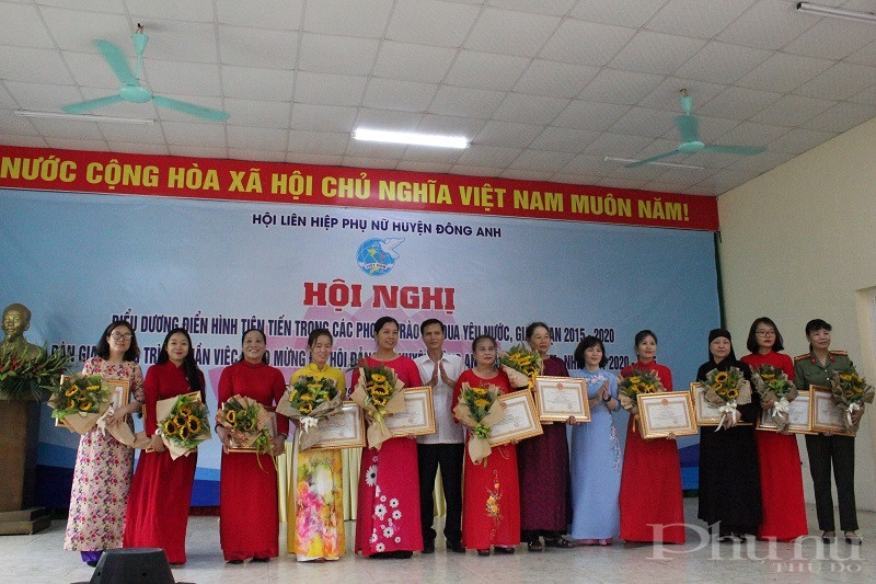 Các cá nhân được Hội LHPN huyện khen thưởng vì có thành tích xuất sắc trong phòng chống dịch Covid -19