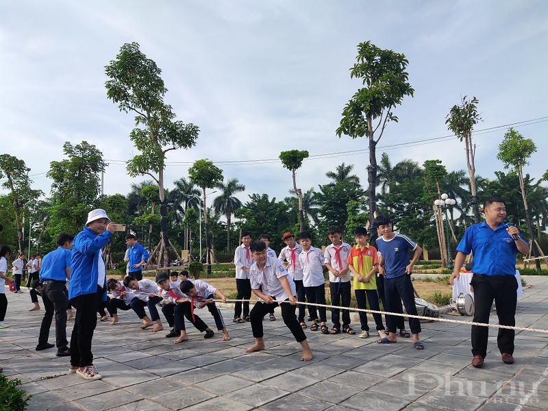 Các em học sinh tham gia trò chơi kéo co