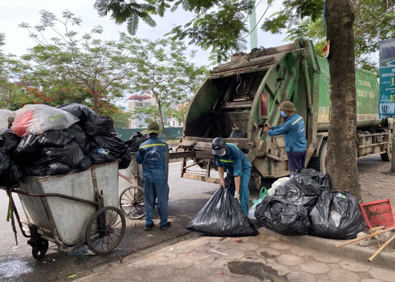 Công nhân làm ngày, làm đêm thu gom rác.