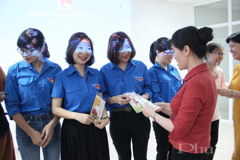 Chi đoàn Hội LHPN Hà Nội tặng quà cho các đoàn viên có sinh nhật trong quý 2/2020.