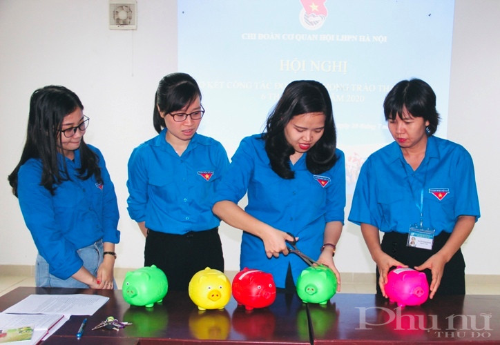 Đoàn viên thanh niên Chi đoàn mổ lợn nhựa tiết kiệm 6 tháng đầu năm. Đoàn viên thanh niên Chi đoàn mổ lợn nhựa tiết kiệm 6 tháng đầu năm.