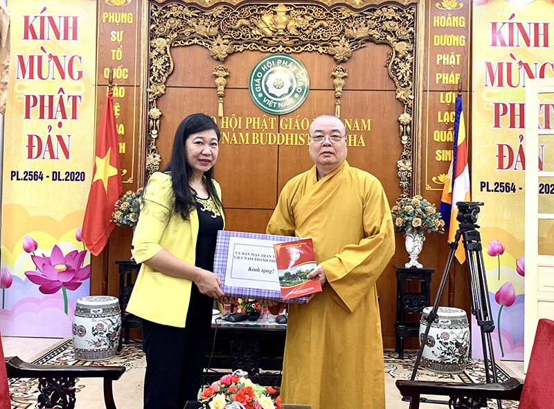 Chủ tịch UBMTTQ Việt Nam thăm và tặng quà Hòa thượng Thích Thanh Nhiễu. Các vị chức sắc tôn giáo là thân nhân liệt sĩ. Chủ tịch UBMTTQ Việt Nam thăm và tặng quà Hòa thượng Thích Thanh Nhiễu. Các vị chức sắc tôn giáo là thân nhân liệt sĩ.