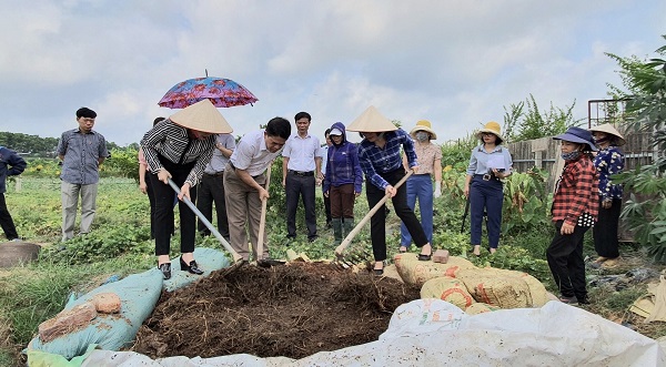Rơm rạ và phụ phẩm nông nghiệp được cán bộ, hội viên Hội LHPN xã Đông Xuân biến thành phân hữu cơ