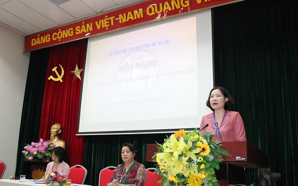 Đồng ch&iacute; L&ecirc; Kim Anh - Chủ tịch Hội LHPN H&agrave; Nội ph&aacute;t biểu chỉ đạo hội nghị