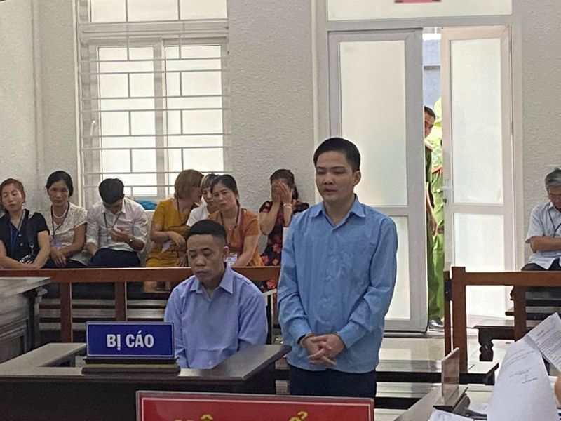 Hai bị cáo Nguyễn Đức Cảnh và Nguyễn Mạnh Thực tại tòa.