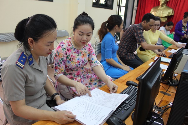 C&aacute;c gia đ&igrave;nh l&agrave;m thủ tục tuyển sinh trực tuyến cho con v&agrave;o lớp 1 năm học 2019-2020. V&agrave;o th&aacute;ng 8 tới, c&ocirc;ng t&aacute;c tuyển sinh trực tuyến năm học 2020-2021 của H&agrave; Nội cũng sẽ bắt đầu