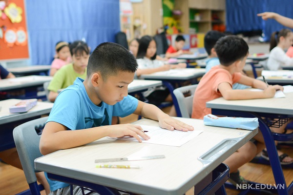 Nhiều &yacute; kiến đề xuất c&oacute; giải ph&aacute;p hỗ trợ trường ngo&agrave;i c&ocirc;ng lập để c&aacute;c trường n&agrave;y c&oacute; thể gi&uacute;p giảm qu&aacute; tải cho hệ thống trường c&ocirc;ng (Ảnh: học sinh trường tiểu học Nguyễn Bỉnh Khi&ecirc;m H&agrave; Nội)