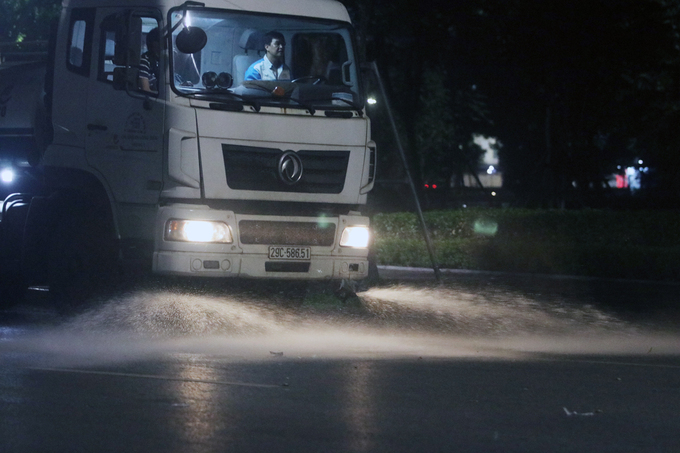 Xe rửa đường trước khi diễn ra hoạt động phố đi bộ Hồ Gươm và vùng phụ cận.