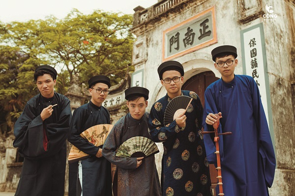 Ảnh kỷ yếu của học sinh lớp 12 Pháp trường THPT chuyên Lê Hồng Phong (Nam Định) được yêu thích. 	Ảnh: Internet