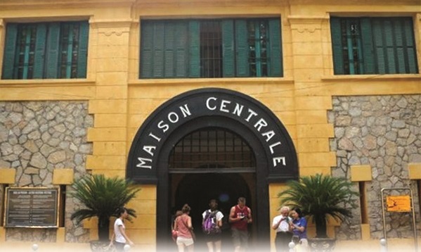 Nhà tù Hỏa Lò - điểm check-in nổi tiếng khi đến Hà Nội - ảnh 1