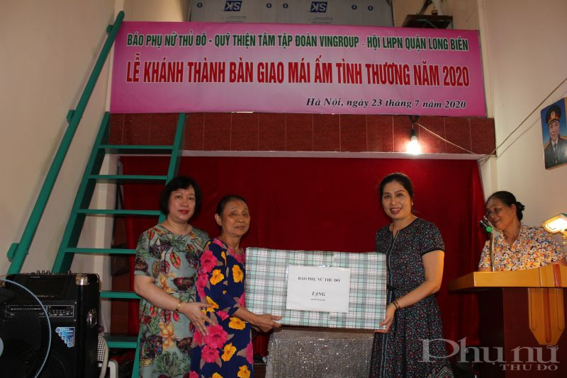 các đồng chí: Lê Thị Hồng Minh- Phó tổng biên tập báo Phụ nữ Thủ đô; Lê Vân Anh – Trưởng ban Hành chính trị sự báo Phụ nữ Thủ đô trao quà cho gia đình bà Nhâm