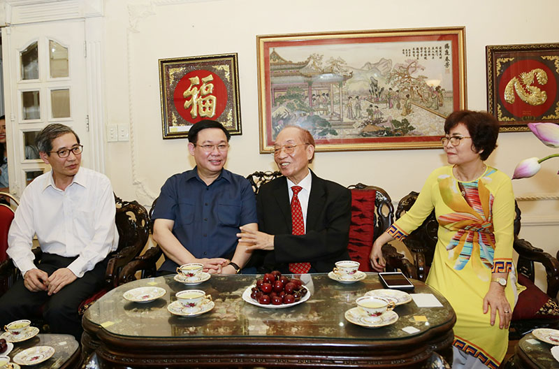 Bí thư Thành ủy động viện đồng chí Đoàn Duy Thành giữ gìn sức khỏe.