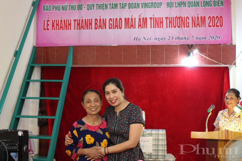 Hôm nay là một ngày thật đặc biệt với gia đình bà Nhâm khi bà nhận được ngôi nhà mới với sự chung vui của các ban ngành đoàn thể và bà con trong khu dân cư .