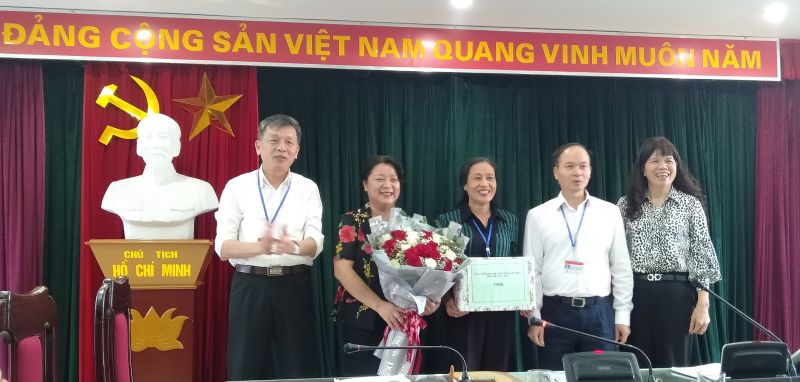 Phó Chủ tịch thường trực Hội LHPN TP.Hà Nội Nguyễn Thị Thu Thủy chụp ảnh lưu niệm cùng Bí thư quận ủy Long Biên Đường Hoài Nam, nguyên Chủ tịch Hội LHPN quận Long Biên Lưu Thị Hà và các đồng chí trong ban lãnh đạo quận Long Biên tại Hội nghị chiều 23/7