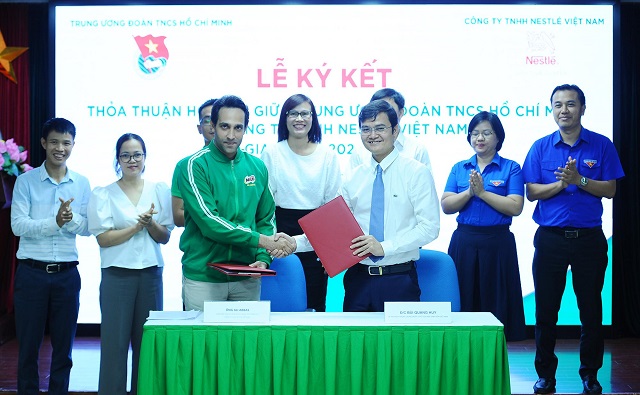 Đại diện Nestle' Việt Nam và Trung ương Đoàn tại lễ ký kết.