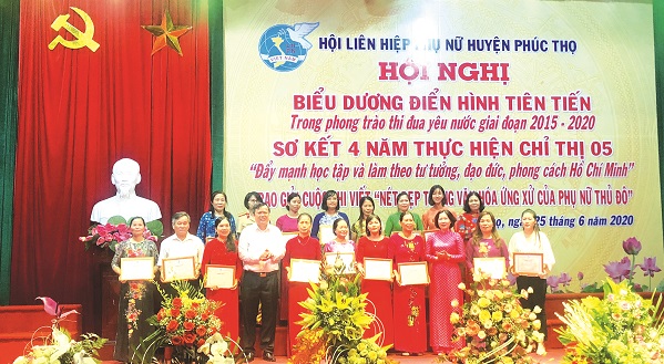 Các đồng chí: Lê Kim Anh - Chủ tịch Hội LHPN Hà Nội và Đoàn Anh Tuấn – Phó Bí thư Thường trực, Chủ tịch HĐND huyện Phúc Thọtrao Bằng khen cho các cá nhân và tập thể trong thực hiện tốt các phong trào thi đua