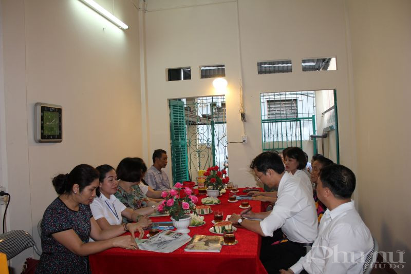 Các đại biểu đến chia vui với gia đình bà Nhâm  trong ngày bàn giao nhà mới