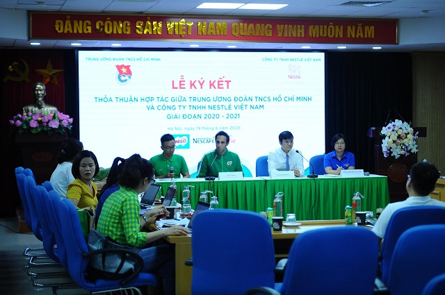 Toàn cảnh lễ ký kết.