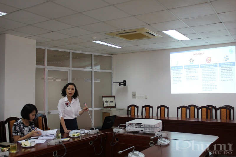Đồng chí Bùi Thị Hồng giới thiệu các chuyên đề trong tài liệu tập huấn