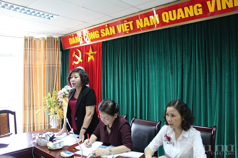Đồng chí Lê Thị Thiên Hương - Phó Chủ tịch Hội LHPN Hà Nội phát biểu góp ý vào tài liệu tập huấn tại hội thảo