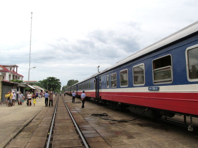 Từ ngày 28-7, trên tuyến Hà Nội - Sài Gòn hằng ngày có tổng cộng 6 đôi tàu khách Thống Nhất chạy suốt. Ảnh: Tuấn Lương.