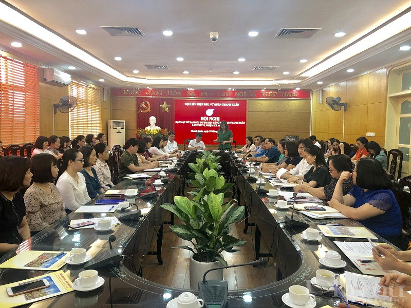 Đồng chí  Trịnh Thị Hồng Thủy- Chủ tịch Hội LHPN quận Thanh Xuân phát biểu tại hội nghị