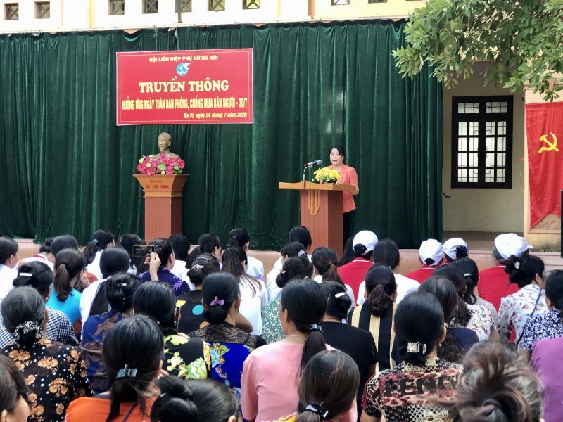 Đ/c Nguyễn Thị Thu Thủy, Phó Chủ tịch Thường trực Hội LHPN Hà Nội phát biểu hưởng ứng ngày Toàn dân phòng, chống mua bán người 30/7 tại xã Đông Quang, huyện Ba Vì, Hà Nội