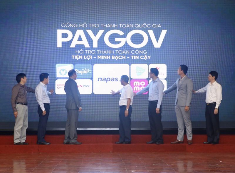 Lãnh đạo Bộ Thông tin và Truyền thông cùng đại diện các doanh nghiệp bấm nút khai trương Cổng PayGov.