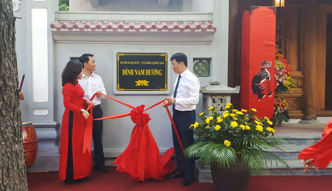 Gắn biển công trình tu bổ, tôn tạo đình Nam Hương. Gắn biển công trình tu bổ, tôn tạo đình Nam Hương.