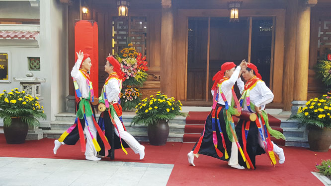 Trình diễn múa Bồng tại buổi lễ. Trình diễn múa Bồng tại buổi lễ.