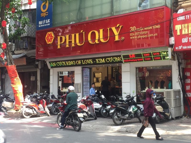 Khách hàng tới giao dịch, mua - bán vàng tại của hàng vàng Phú Quý ngày 24/7.