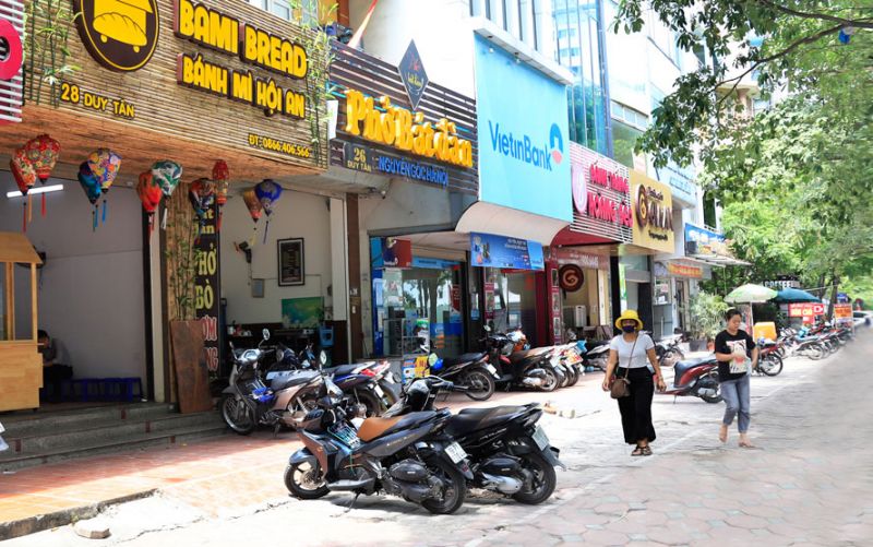 Việc triển khai mô hình “Tuyến phố an toàn thực phẩm có kiểm soát” đã giúp thay đổi thói quen kinh doanh và đẩy lùi thực phẩm “bẩn”.  Trong ảnh: Tuyến phố Duy Tân (quận Cầu Giấy) là một trong 14 “Tuyến phố an toàn thực phẩm có kiểm soát” trên địa bàn thành phố Hà Nội. Ảnh: Nguyễn Quang