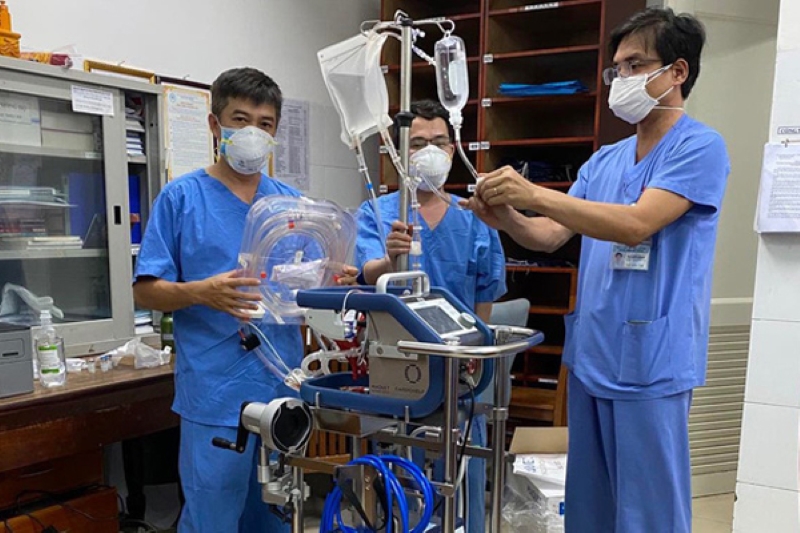 Bác sĩ điều chỉnh máy ECMO cho BN416. Bác sĩ điều chỉnh máy ECMO cho BN416.