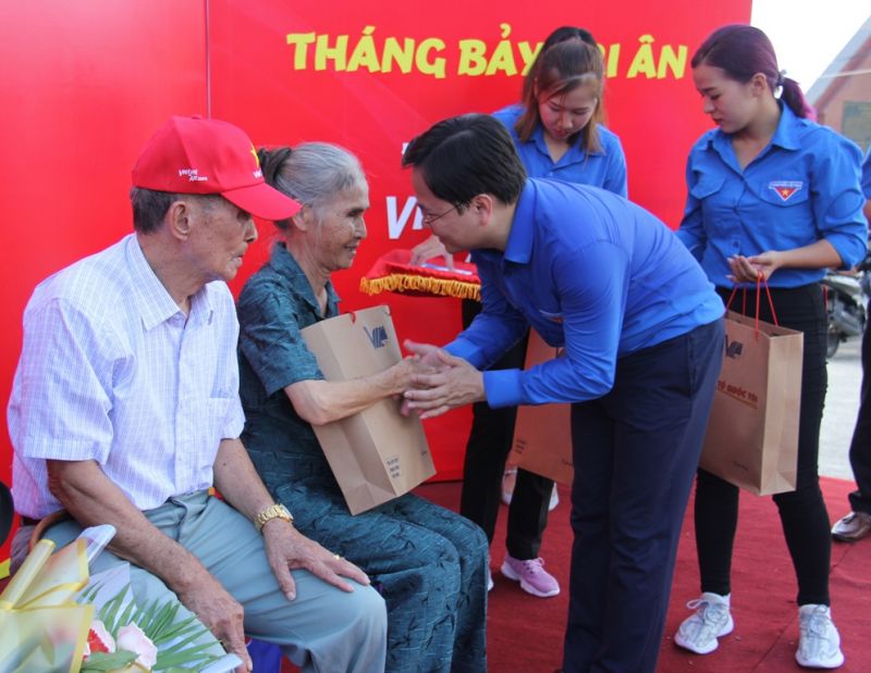Anh Nguyễn Anh Tuấn - Bí thư Thường trực Trung ương Đoàn, Chủ tịch Trung ương Hội LHTN Việt Nam tặng quà cho các bác là cựu tù Côn Đảo