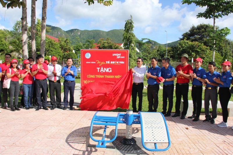 Các đại biểu khánh thành và bàn giao công trình thanh niên