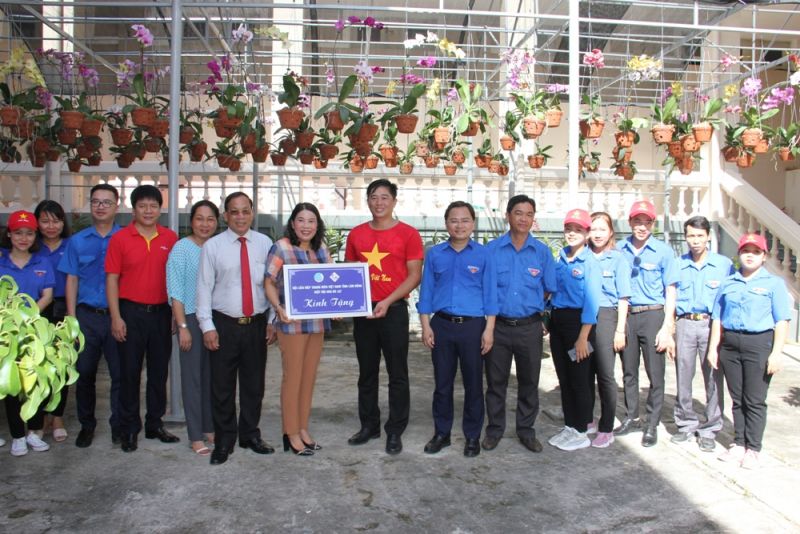 Anh Phan Thanh Sang, Chủ tịch Hiệp hội Hoa Đà Lạt, Phó Chủ tịch Hội LHTN Việt Nam tỉnh Lâm Đồng trao tặng công trình thanh niên là 01 vườn hoa lan trị giá 100 triệu đồng.