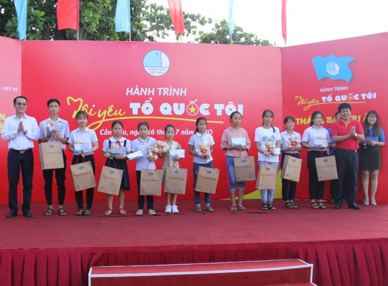 Tặng 10 suất quà cho học sinh là con em gia đình thương binh, liệt sỹ, người có công với cách mạng