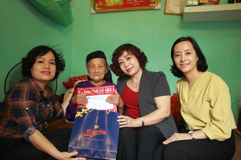 Phó Chủ tịch Hội LHPN Hà Nội Lê Thị Thiên Hương cùng đoàn công tác của Hội LHPN Hà Nội thăm, tri ân mẹ Việt Nam anh hùng Trần Thị Xạ