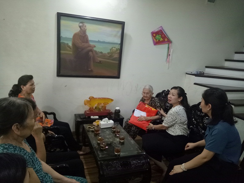 Các tầng lớp phụ nữ Tây Hồ luôn nêu cao đạo lý truyền thống “Uống nước nhớ nguồn”